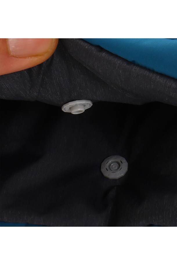 백컨트리 컴퍼터 D1000 캠핑이불은 피코크 블루, 퍼플 색상의 사각 동계 침낭입니다. 오리털 80%, 깃털 20% 충전재와 550 필파워, 1000g의 다운으로 보온성을 극대화했으며, 배플박스 구조로 제작되었습니다. 봄, 여름, 가을, 겨울 사용 가능하며 캠핑, 아웃도어 활동에 적합하고, 압축 가방과 보관용 케이스가 함께 제공됩니다.
