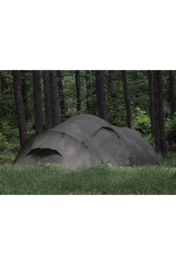 백컨트리 툰드라 얼티메이트 3인용 백패킹 텐트는 그린 색상의 터널형 리빙쉘 디자인으로, 사계절 및 겨울철 캠핑과 백패킹에 적합합니다. 20D-30D 고밀도 나일론 및 폴리에스테르 원단을 사용하여 방수 및 방풍 기능을 제공하며, 경량으로 휴대하기 용이합니다. 텐트 본체, 프레임, 스테이크, 지퍼로 구성되어 있으며, DAL Featherlight NSL 9.5mm 프레임과 1500mm-2000mm의 방수 성능을 갖춘 올인원 디자인의 텐트입니다.
