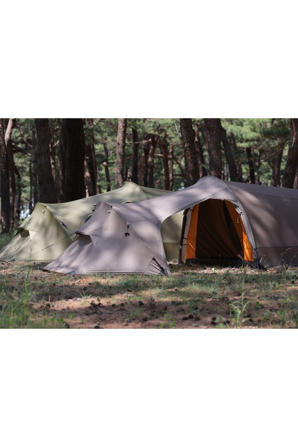 백컨트리 툰드라 얼티메이트 3인용 백패킹 텐트는 그린 색상의 터널형 리빙쉘 디자인으로, 사계절 및 겨울철 캠핑과 백패킹에 적합합니다. 20D-30D 고밀도 나일론 및 폴리에스테르 원단을 사용하여 방수 및 방풍 기능을 제공하며, 경량으로 휴대하기 용이합니다. 텐트 본체, 프레임, 스테이크, 지퍼로 구성되어 있으며, DAL Featherlight NSL 9.5mm 프레임과 1500mm-2000mm의 방수 성능을 갖춘 올인원 디자인의 텐트입니다.
