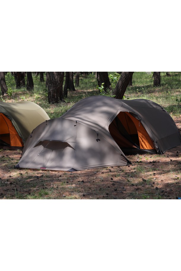 백컨트리 툰드라 얼티메이트 3인용 백패킹 텐트는 그린 색상의 터널형 리빙쉘 디자인으로, 사계절 및 겨울철 캠핑과 백패킹에 적합합니다. 20D-30D 고밀도 나일론 및 폴리에스테르 원단을 사용하여 방수 및 방풍 기능을 제공하며, 경량으로 휴대하기 용이합니다. 텐트 본체, 프레임, 스테이크, 지퍼로 구성되어 있으며, DAL Featherlight NSL 9.5mm 프레임과 1500mm-2000mm의 방수 성능을 갖춘 올인원 디자인의 텐트입니다.
