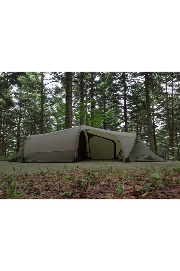 백컨트리 툰드라 얼티메이트 3인용 백패킹 텐트는 그린 색상의 터널형 리빙쉘 디자인으로, 사계절 및 겨울철 캠핑과 백패킹에 적합합니다. 20D-30D 고밀도 나일론 및 폴리에스테르 원단을 사용하여 방수 및 방풍 기능을 제공하며, 경량으로 휴대하기 용이합니다. 텐트 본체, 프레임, 스테이크, 지퍼로 구성되어 있으며, DAL Featherlight NSL 9.5mm 프레임과 1500mm-2000mm의 방수 성능을 갖춘 올인원 디자인의 텐트입니다.
