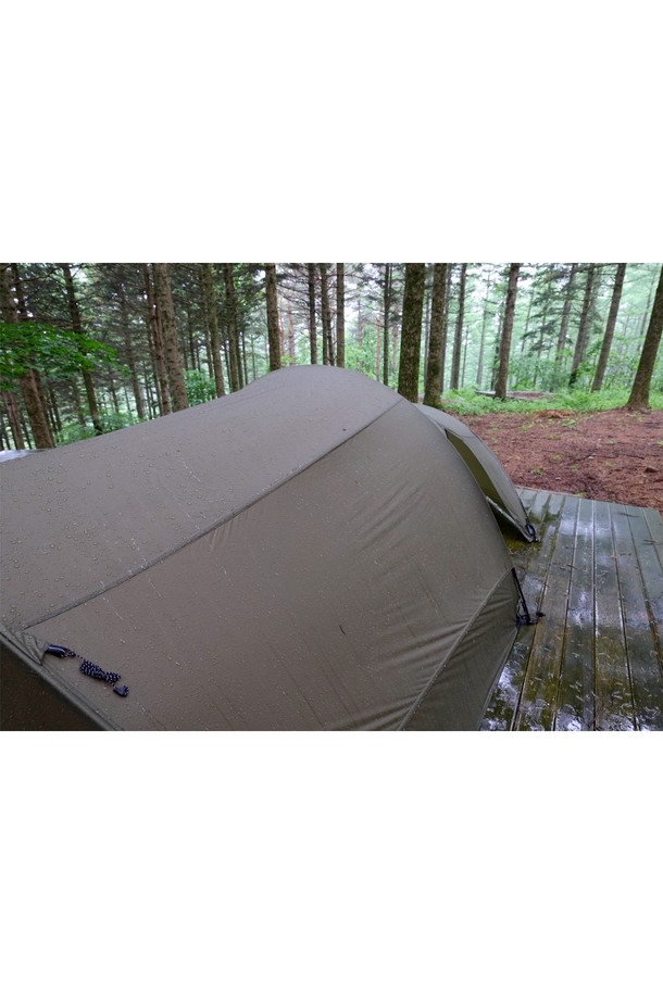 백컨트리 툰드라 얼티메이트 3인용 백패킹 텐트는 그린 색상의 터널형 리빙쉘 디자인으로, 사계절 및 겨울철 캠핑과 백패킹에 적합합니다. 20D-30D 고밀도 나일론 및 폴리에스테르 원단을 사용하여 방수 및 방풍 기능을 제공하며, 경량으로 휴대하기 용이합니다. 텐트 본체, 프레임, 스테이크, 지퍼로 구성되어 있으며, DAL Featherlight NSL 9.5mm 프레임과 1500mm-2000mm의 방수 성능을 갖춘 올인원 디자인의 텐트입니다.
