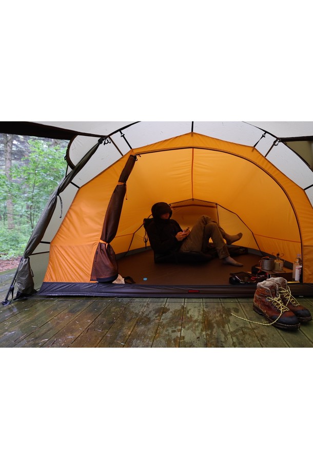 백컨트리 툰드라 얼티메이트 3인용 백패킹 텐트는 그린 색상의 터널형 리빙쉘 디자인으로, 사계절 및 겨울철 캠핑과 백패킹에 적합합니다. 20D-30D 고밀도 나일론 및 폴리에스테르 원단을 사용하여 방수 및 방풍 기능을 제공하며, 경량으로 휴대하기 용이합니다. 텐트 본체, 프레임, 스테이크, 지퍼로 구성되어 있으며, DAL Featherlight NSL 9.5mm 프레임과 1500mm-2000mm의 방수 성능을 갖춘 올인원 디자인의 텐트입니다.
