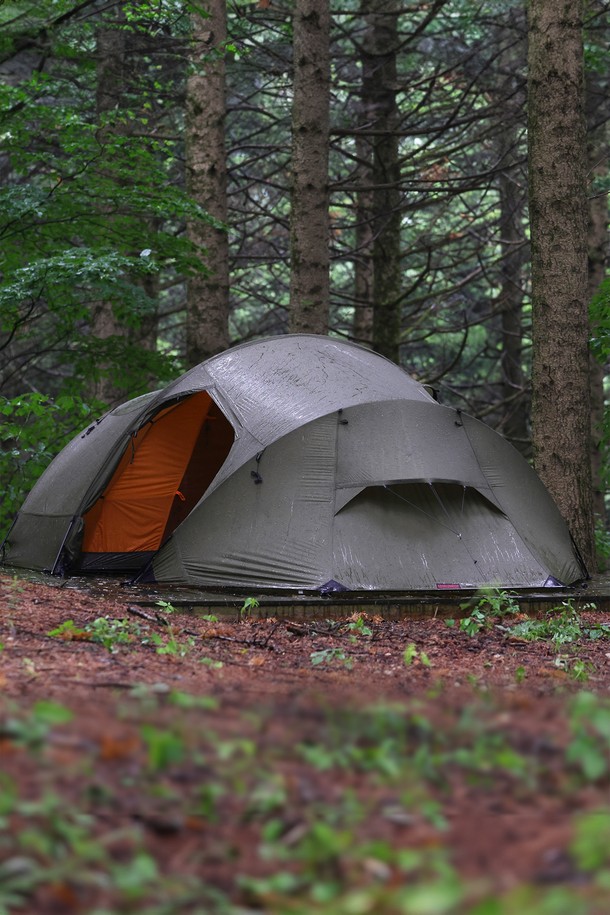 백컨트리 툰드라 얼티메이트 3인용 백패킹 텐트는 그린 색상의 터널형 리빙쉘 디자인으로, 사계절 및 겨울철 캠핑과 백패킹에 적합합니다. 20D-30D 고밀도 나일론 및 폴리에스테르 원단을 사용하여 방수 및 방풍 기능을 제공하며, 경량으로 휴대하기 용이합니다. 텐트 본체, 프레임, 스테이크, 지퍼로 구성되어 있으며, DAL Featherlight NSL 9.5mm 프레임과 1500mm-2000mm의 방수 성능을 갖춘 올인원 디자인의 텐트입니다.
