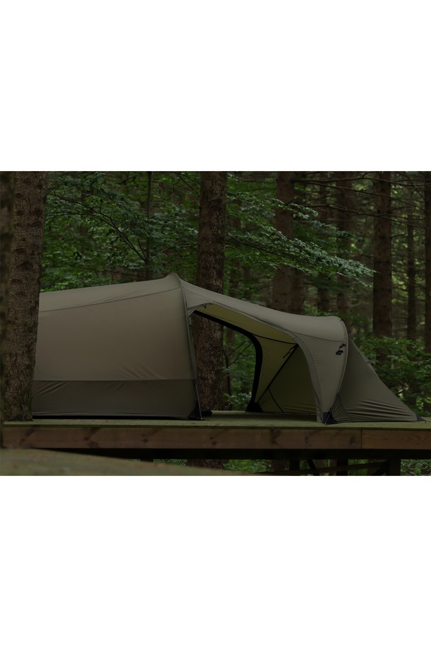 백컨트리 툰드라 얼티메이트 3인용 백패킹 텐트는 그린 색상의 터널형 리빙쉘 디자인으로, 사계절 및 겨울철 캠핑과 백패킹에 적합합니다. 20D-30D 고밀도 나일론 및 폴리에스테르 원단을 사용하여 방수 및 방풍 기능을 제공하며, 경량으로 휴대하기 용이합니다. 텐트 본체, 프레임, 스테이크, 지퍼로 구성되어 있으며, DAL Featherlight NSL 9.5mm 프레임과 1500mm-2000mm의 방수 성능을 갖춘 올인원 디자인의 텐트입니다.
