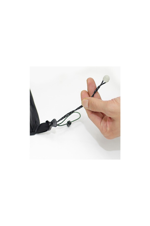 백컨트리 툰드라 얼티메이트 3인용 백패킹 텐트는 그린 색상의 터널형 리빙쉘 디자인으로, 사계절 및 겨울철 캠핑과 백패킹에 적합합니다. 20D-30D 고밀도 나일론 및 폴리에스테르 원단을 사용하여 방수 및 방풍 기능을 제공하며, 경량으로 휴대하기 용이합니다. 텐트 본체, 프레임, 스테이크, 지퍼로 구성되어 있으며, DAL Featherlight NSL 9.5mm 프레임과 1500mm-2000mm의 방수 성능을 갖춘 올인원 디자인의 텐트입니다.
