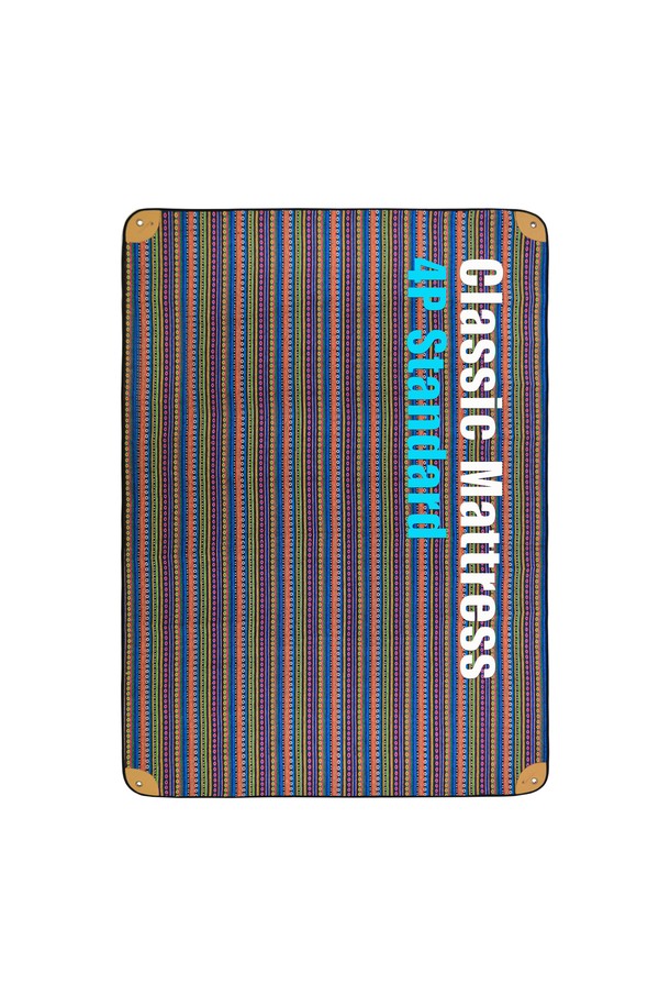 백컨트리 클래식 매트는 면, 레이온, 나일론, 폴리에스터 혼방 소재로 제작된 캠핑 및 백패킹 겸용 돗자리입니다. 13색 원사 염색 원단과 고밀도 방수 원단을 사용하여 제작되었으며, 얇은 두께에도 방수(500mm), 보온, 흡습 기능을 제공하고 유해물질 및 라돈 안전 기준을 통과한 안전한 제품입니다. 4인용 텐트에 적합하며, 텐트 바닥에 배치하거나 피부에 직접 닿아도 안심하고 사용할 수 있습니다.
