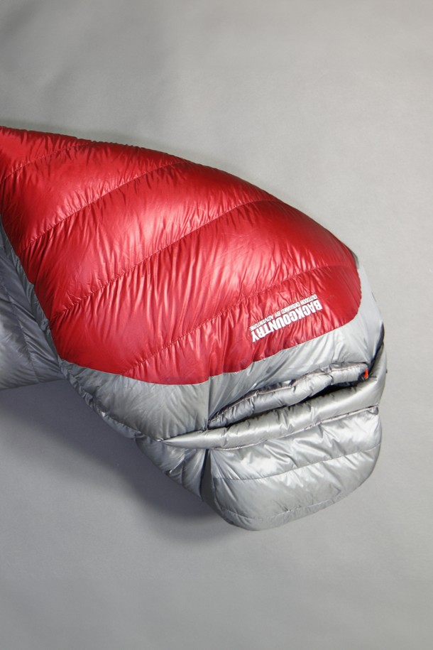 백컨트리 WG700 구스다운 침낭은 캠핑과 백패킹에 적합하며, 동계 및 삼계절에 사용할 수 있는 머미형 침낭입니다. 700 필파워의 구스다운 충전재(90:10)를 사용하여 보온성이 뛰어나고, 방수 기능과 경량성까지 갖췄습니다. 다크 시안, 딥 크림슨 색상으로 제공되며 YKK 더블 슬라이더, 압축 가방, 보관용 케이스가 포함되어 있습니다.
