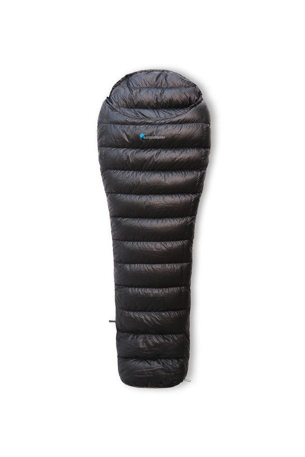 네이비 색상의 백컨트리 D700 덕다운 침낭은 오리털과 나일론 소재로 제작되어 가벼우면서도 뛰어난 보온성과 방수 기능을 제공하며, 봄, 여름, 가을 삼계절 모두 사용하기 좋습니다. 550 필파워의 프라임 오리털 700g (다운 80%, 깃털 20%)을 바플 박스 구조로 충전하여 4°C의 편안함과 -20.5°C의 극한에서도 견딜 수 있으며, 후드 조절, 더블 슬라이더 지퍼, 압축 가방과 같은 세부 기능이 추가된 머미형 디자인이 특징입니다. 캠핑과 백패킹에 적합한 이 두꺼운 침낭은 1120g의 무게로 휴대성이 뛰어나며, 무지 패턴으로 디자인되어 있습니다.
