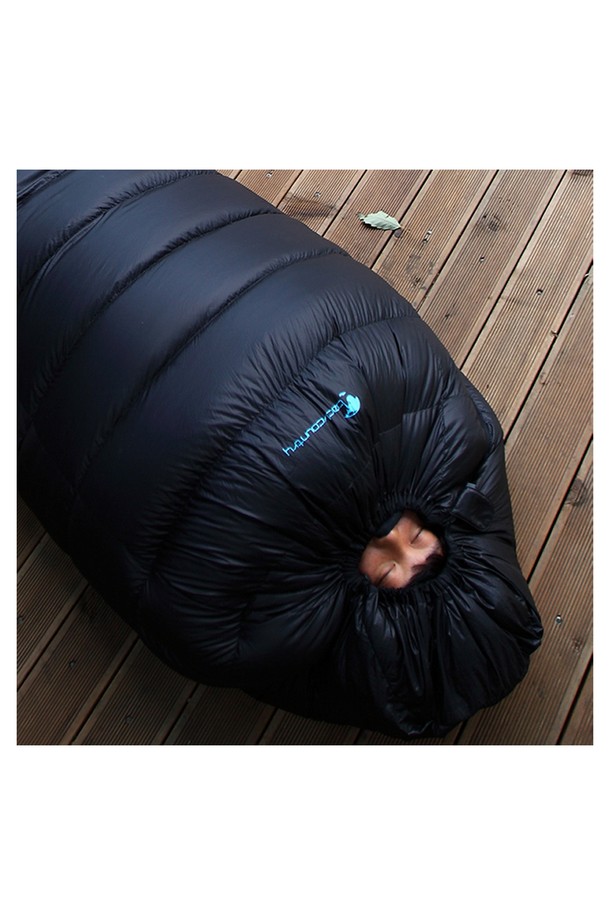 네이비 색상의 백컨트리 D700 덕다운 침낭은 오리털과 나일론 소재로 제작되어 가벼우면서도 뛰어난 보온성과 방수 기능을 제공하며, 봄, 여름, 가을 삼계절 모두 사용하기 좋습니다. 550 필파워의 프라임 오리털 700g (다운 80%, 깃털 20%)을 바플 박스 구조로 충전하여 4°C의 편안함과 -20.5°C의 극한에서도 견딜 수 있으며, 후드 조절, 더블 슬라이더 지퍼, 압축 가방과 같은 세부 기능이 추가된 머미형 디자인이 특징입니다. 캠핑과 백패킹에 적합한 이 두꺼운 침낭은 1120g의 무게로 휴대성이 뛰어나며, 무지 패턴으로 디자인되어 있습니다.
