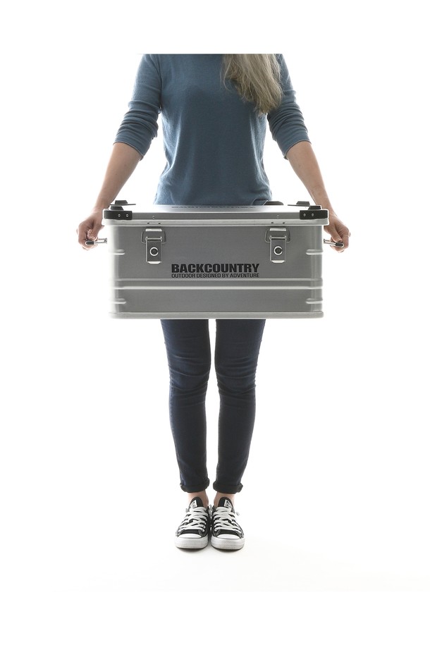 백컨트리 알루미늄 멀티박스 50리터 캠핑 수납 방수는 캠핑 및 수납, 보관에 최적화된 제품입니다. 견고한 알루미늄 소재, 실버 컬러로 제작되었으며, 50L의 넉넉한 사이즈를 자랑합니다. 저반사 표면 처리, 스크래치 및 지문 방지 코팅, 매트 마감으로 외부 손상을 최소화하며, 실리콘 가스켓과 잠금 시스템, 스프링 핸들, 그리고 30kg의 최대 하중으로 안전한 보관을 지원합니다. 외부 크기는 570x380x280mm, 내부 크기는 550x360x250mm이며, 무게는 4.25kg입니다.
