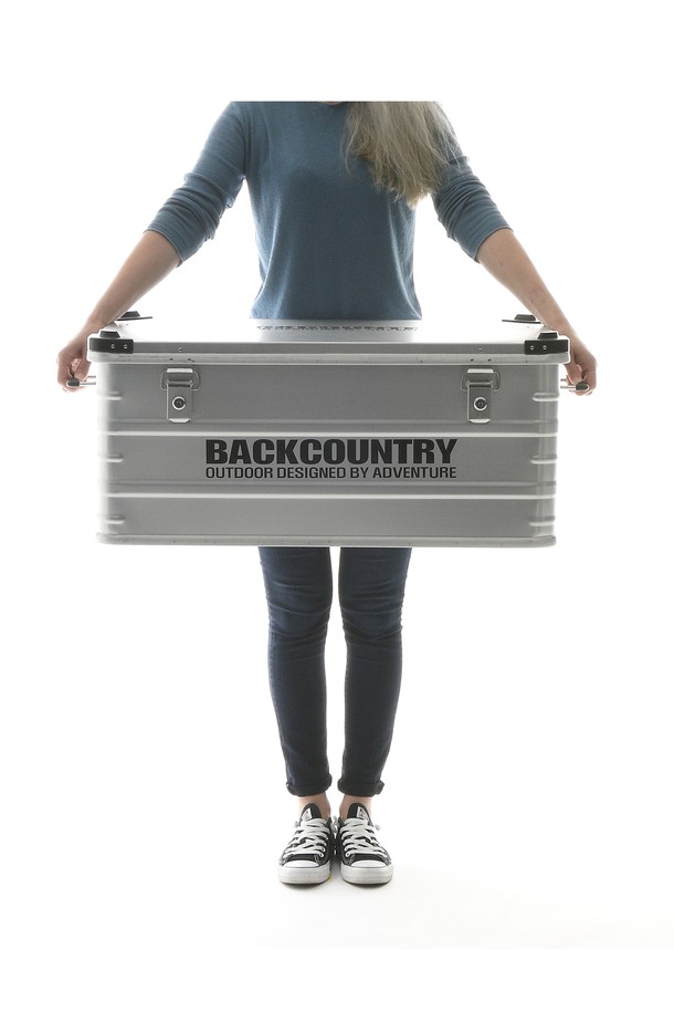 백컨트리 알루미늄 멀티박스 95리터 캠핑 수납 방수는 캠핑과 아웃도어 활동에 적합한 수납 솔루션입니다. 튼튼한 알루미늄 소재에 무광 마감 처리하여 내구성을 높였으며, 스크래치 및 지문 방지 기능으로 깔끔하게 사용할 수 있습니다. 95L 대용량 사이즈로 넉넉한 수납 공간을 제공하며, 최대 50kg까지 적재 가능합니다. 방수 기능과 고무 가스켓, 잠금장치로 내용물을 안전하게 보호하고 스택킹 기능을 통해 공간 효율성을 높였습니다. 자연스러운 빈티지 외관과 프리미엄 마감으로 세련된 캠핑 스타일을 완성해보세요.
