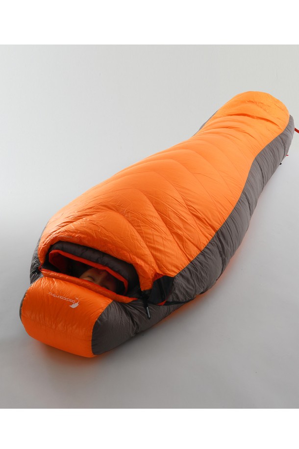 백컨트리 D1500P 덕다운 침낭은 혹한의 겨울 백패킹을 위한 머미형 캠핑 침낭입니다. 오렌지 컬러의 나일론 소재로 제작되었으며, 보온성이 뛰어난 오리털 충전재 1500g과 550FP(필파워)를 사용하여 한겨울 추위에도 따뜻하게 잠들 수 있습니다. 바플박스 구조로 털 빠짐을 방지하며, YKK 양방향 지퍼를 통해 편리하게 사용 가능합니다. 편안함 -13도, 극한 -33도까지 견딜 수 있는 온도 등급을 제공하며, 압축 가방과 보관용 케이스가 함께 제공되어 휴대 및 보관이 용이합니다. 체크 무늬 디자인과 두꺼운 두께로 보온성을 극대화한 겨울철 필수 캠핑 용품입니다.
