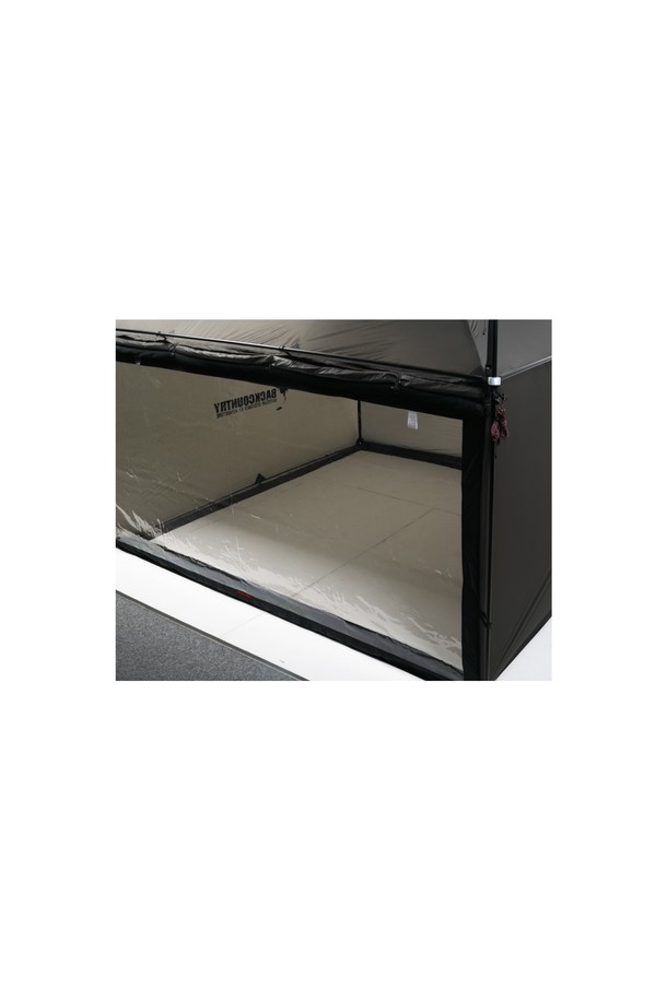 백컨트리 280 쉘터 전용으로 제작된 얼티메이트 윈도우 커버는 TPL과 PU 소재를 사용하여 방수 기능을 제공하며, 벨크로 체결 방식으로 손쉽게 설치할 수 있습니다. 280mm x 300mm 사이즈의 무지 패턴 디자인으로, 2021년 이후 판매된 280 쉘터 후면 출입구에 설치 가능하며, -30°C의 내한성을 지닌 810g의 가벼운 무게를 자랑합니다. 해당 상품은 윈도우 커버 단독 상품입니다.
