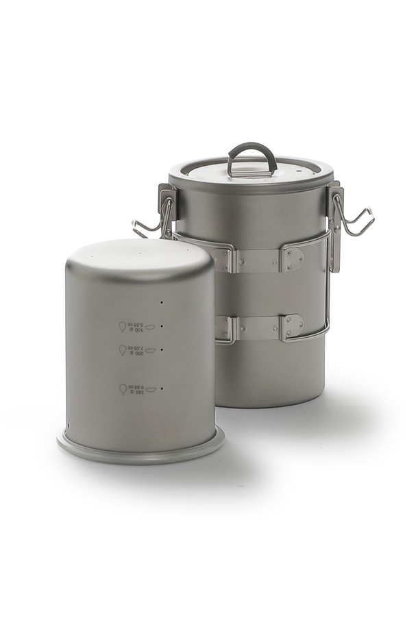 백컨트리 티타늄 라이스 쿠커는 FDA 승인을 받은 무독성 티타늄 및 스테인리스 스틸 소재로 제작되었으며, 2인용 캠핑 및 백패킹에 적합한 900ml 용량의 찜기 겸 반합입니다. 124 x 108 x 174.5mm 크기와 256g의 가벼운 무게를 자랑하며, 실버/그레이 색상, 무지 패턴, 보온 기능, 스팀홀, 그리고 전용 파우치를 포함하고 있습니다. 부식 방지 기능을 갖춘 이 제품은 취사와 찜 요리를 모두 만족시키며, 캠핑 및 백패킹 경험을 더욱 편리하고 즐겁게 만들어 줄 것입니다.
