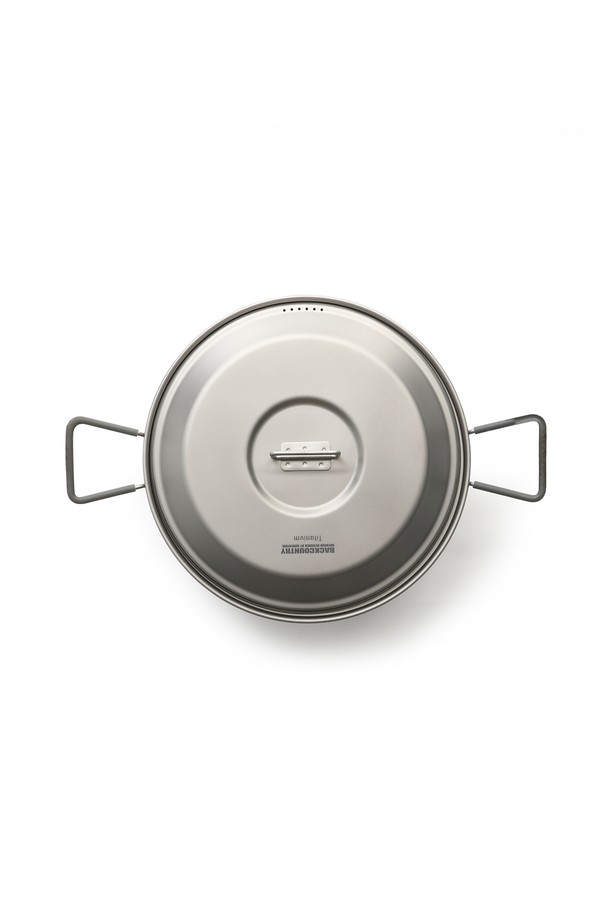 백패킹, 캠핑, 아웃도어 쿠킹에 적합한 백컨트리 티타늄 마쉬 쿠커 3L 코펠은 티타늄과 실리콘 소재로 제작되어 경량성과 내구성을 자랑합니다. 스테인리스 대비 1/2 무게, 강철 대비 2배, 알루미늄 대비 6배 강도를 지니며, FDA 승인을 받은 무독성 소재로 금속 맛이나 냄새가 없고 환경호르몬이 검출되지 않아 안심하고 사용할 수 있습니다. 3L 대용량에 전용 파우치가 포함되어 휴대성이 뛰어나며, 심플한 디자인과 무지 패턴이 돋보입니다.
