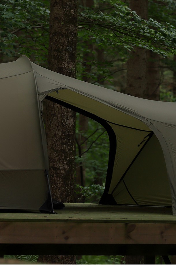 백컨트리 툰드라 얼티메이트 3인용 백패킹 텐트는 그린 색상의 터널형 리빙쉘 디자인으로, 사계절 및 겨울철 캠핑과 백패킹에 적합합니다. 20D-30D 고밀도 나일론 및 폴리에스테르 원단을 사용하여 방수 및 방풍 기능을 제공하며, 경량으로 휴대하기 용이합니다. 텐트 본체, 프레임, 스테이크, 지퍼로 구성되어 있으며, DAL Featherlight NSL 9.5mm 프레임과 1500mm-2000mm의 방수 성능을 갖춘 올인원 디자인의 텐트입니다.
