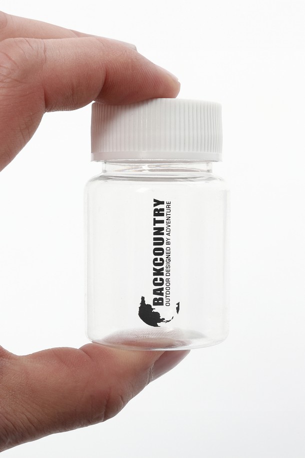 백컨트리 투명 용기 4개 1set는 캠핑, 백패킹 시 양념, 화장품, 부품, 식품 등을 보관하기 용이한 50ml 용량의 투명 용기입니다. PET, HDPE 소재로 제작되었으며, 넓은 입구와 누수 방지 기능, 밀폐 기능이 있어 안전하게 내용물을 보관할 수 있습니다. 식품안전인증과 화장품용기 안전인증을 완료한 제품으로 높이 70mm, 너비 42mm, 입구 직경 29mm입니다.
