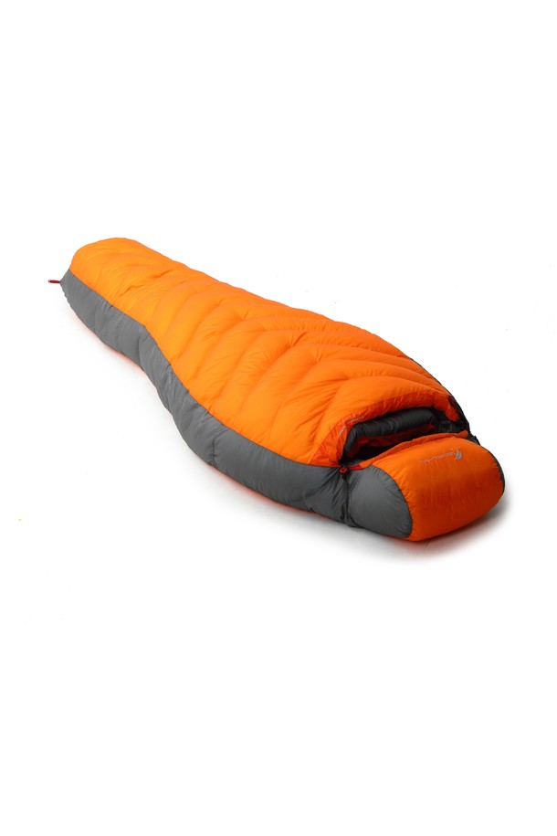 추운 겨울 캠핑과 백패킹에 적합한 백컨트리 G1500P 구스다운 침낭을 소개합니다. 오렌지색 또는 회색의 머미형 디자인으로, 700FP 프라임 구스다운 1500g을 충전재로 사용하여 뛰어난 보온성을 제공하며, 나일론 소재와 배플박스 구조로 제작되었습니다. -19°C의 편안함 온도와 -36°C의 극한 온도를 자랑하며, 방수 기능, 경량, 압축 기능 및 이중 지퍼, 압축백, 보관용 케이스가 포함되어 있습니다.
