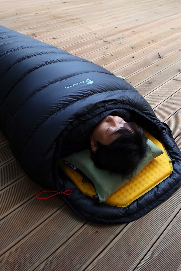 네이비 색상의 백컨트리 D700 덕다운 침낭은 오리털과 나일론 소재로 제작되어 가벼우면서도 뛰어난 보온성과 방수 기능을 제공하며, 봄, 여름, 가을 삼계절 모두 사용하기 좋습니다. 550 필파워의 프라임 오리털 700g (다운 80%, 깃털 20%)을 바플 박스 구조로 충전하여 4°C의 편안함과 -20.5°C의 극한에서도 견딜 수 있으며, 후드 조절, 더블 슬라이더 지퍼, 압축 가방과 같은 세부 기능이 추가된 머미형 디자인이 특징입니다. 캠핑과 백패킹에 적합한 이 두꺼운 침낭은 1120g의 무게로 휴대성이 뛰어나며, 무지 패턴으로 디자인되어 있습니다.
