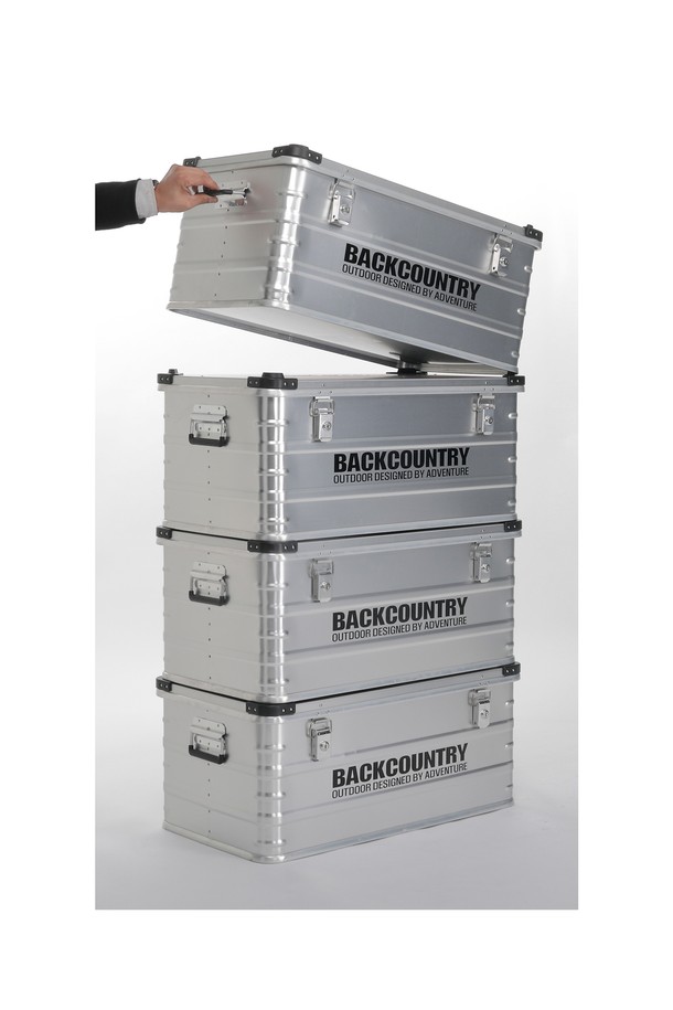 백컨트리 알루미늄 멀티박스 95리터 캠핑 수납 방수는 캠핑과 아웃도어 활동에 적합한 수납 솔루션입니다. 튼튼한 알루미늄 소재에 무광 마감 처리하여 내구성을 높였으며, 스크래치 및 지문 방지 기능으로 깔끔하게 사용할 수 있습니다. 95L 대용량 사이즈로 넉넉한 수납 공간을 제공하며, 최대 50kg까지 적재 가능합니다. 방수 기능과 고무 가스켓, 잠금장치로 내용물을 안전하게 보호하고 스택킹 기능을 통해 공간 효율성을 높였습니다. 자연스러운 빈티지 외관과 프리미엄 마감으로 세련된 캠핑 스타일을 완성해보세요.
