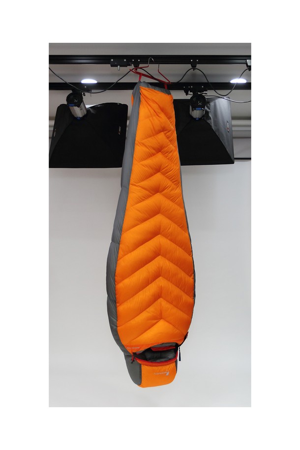 백컨트리 D1500P 덕다운 침낭은 혹한의 겨울 백패킹을 위한 머미형 캠핑 침낭입니다. 오렌지 컬러의 나일론 소재로 제작되었으며, 보온성이 뛰어난 오리털 충전재 1500g과 550FP(필파워)를 사용하여 한겨울 추위에도 따뜻하게 잠들 수 있습니다. 바플박스 구조로 털 빠짐을 방지하며, YKK 양방향 지퍼를 통해 편리하게 사용 가능합니다. 편안함 -13도, 극한 -33도까지 견딜 수 있는 온도 등급을 제공하며, 압축 가방과 보관용 케이스가 함께 제공되어 휴대 및 보관이 용이합니다. 체크 무늬 디자인과 두꺼운 두께로 보온성을 극대화한 겨울철 필수 캠핑 용품입니다.

