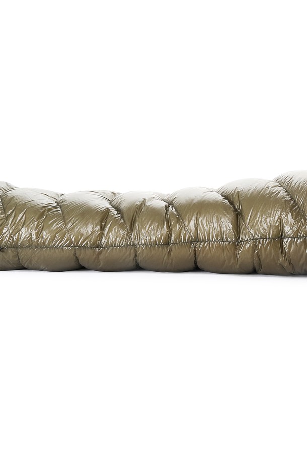 백컨트리 썸누스 D500SUL 침낭은 캠핑과 백패킹에 적합하며, 동계 및 삼계절에 사용할 수 있는 공용 침낭입니다. 올리브, 카키 색상으로 제공되며, 90% 오리털 충전재와 프리미엄 등급 오리털을 사용하여 높은 보온성과 뛰어난 내구성을 자랑합니다. 나일론 소재와 두꺼운 두께로 제작되었으며, 무지 패턴 디자인에 경량 기능까지 더해 휴대성을 높였습니다.
