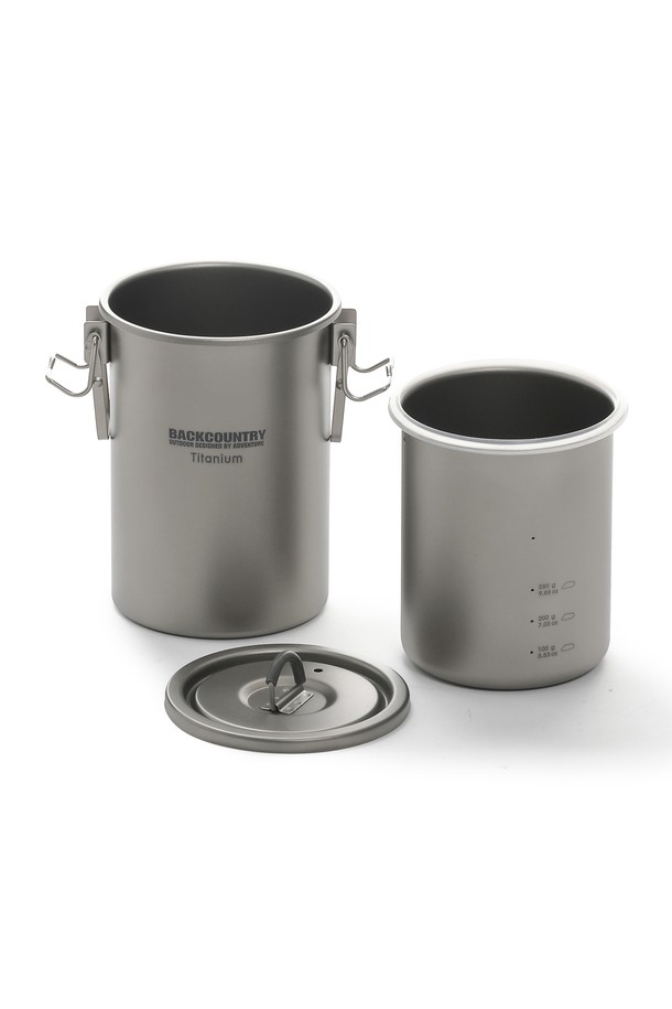 백컨트리 티타늄 라이스 쿠커는 FDA 승인을 받은 무독성 티타늄 및 스테인리스 스틸 소재로 제작되었으며, 2인용 캠핑 및 백패킹에 적합한 900ml 용량의 찜기 겸 반합입니다. 124 x 108 x 174.5mm 크기와 256g의 가벼운 무게를 자랑하며, 실버/그레이 색상, 무지 패턴, 보온 기능, 스팀홀, 그리고 전용 파우치를 포함하고 있습니다. 부식 방지 기능을 갖춘 이 제품은 취사와 찜 요리를 모두 만족시키며, 캠핑 및 백패킹 경험을 더욱 편리하고 즐겁게 만들어 줄 것입니다.
