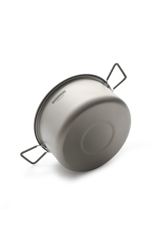 백패킹, 캠핑, 아웃도어 쿠킹에 적합한 백컨트리 티타늄 마쉬 쿠커 3L 코펠은 티타늄과 실리콘 소재로 제작되어 경량성과 내구성을 자랑합니다. 스테인리스 대비 1/2 무게, 강철 대비 2배, 알루미늄 대비 6배 강도를 지니며, FDA 승인을 받은 무독성 소재로 금속 맛이나 냄새가 없고 환경호르몬이 검출되지 않아 안심하고 사용할 수 있습니다. 3L 대용량에 전용 파우치가 포함되어 휴대성이 뛰어나며, 심플한 디자인과 무지 패턴이 돋보입니다.
