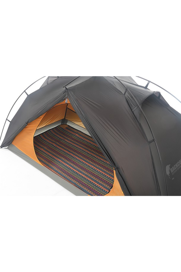 백컨트리 클래식 매트는 캠핑과 백패킹에 적합한 1.5인용 텐트 매트 돗자리입니다. 면, 레이온, 나일론, 폴리에스터 혼방 소재로 제작되었으며, 방수 및 단열 기능을 갖춘 3T 두께의 멀티컬러 패턴 디자인이 특징입니다. 유해물질 테스트와 영유아 안전기준을 통과했으며, 라돈 기준치 1/10 수준으로 안전하고, 접이식 경량으로 휴대가 용이합니다.
