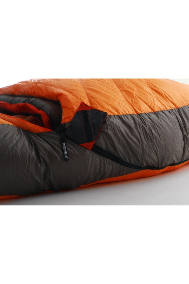 추운 겨울 캠핑과 백패킹에 적합한 백컨트리 G1500P 구스다운 침낭을 소개합니다. 오렌지색 또는 회색의 머미형 디자인으로, 700FP 프라임 구스다운 1500g을 충전재로 사용하여 뛰어난 보온성을 제공하며, 나일론 소재와 배플박스 구조로 제작되었습니다. -19°C의 편안함 온도와 -36°C의 극한 온도를 자랑하며, 방수 기능, 경량, 압축 기능 및 이중 지퍼, 압축백, 보관용 케이스가 포함되어 있습니다.
