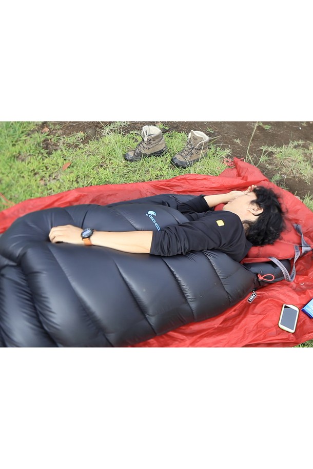 네이비 색상의 백컨트리 D700 덕다운 침낭은 오리털과 나일론 소재로 제작되어 가벼우면서도 뛰어난 보온성과 방수 기능을 제공하며, 봄, 여름, 가을 삼계절 모두 사용하기 좋습니다. 550 필파워의 프라임 오리털 700g (다운 80%, 깃털 20%)을 바플 박스 구조로 충전하여 4°C의 편안함과 -20.5°C의 극한에서도 견딜 수 있으며, 후드 조절, 더블 슬라이더 지퍼, 압축 가방과 같은 세부 기능이 추가된 머미형 디자인이 특징입니다. 캠핑과 백패킹에 적합한 이 두꺼운 침낭은 1120g의 무게로 휴대성이 뛰어나며, 무지 패턴으로 디자인되어 있습니다.
