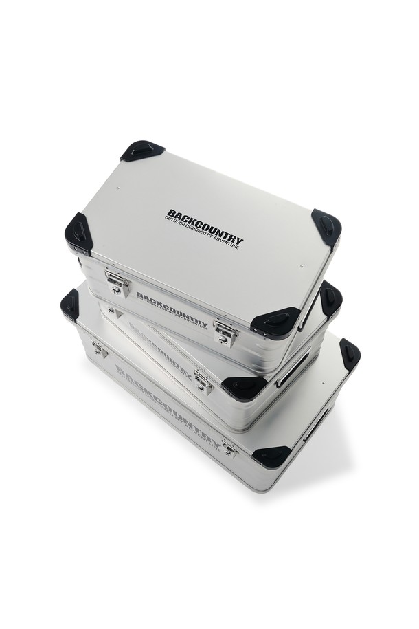 백컨트리 알루미늄 멀티박스 50리터 캠핑 수납 방수는 캠핑 및 수납, 보관에 최적화된 제품입니다. 견고한 알루미늄 소재, 실버 컬러로 제작되었으며, 50L의 넉넉한 사이즈를 자랑합니다. 저반사 표면 처리, 스크래치 및 지문 방지 코팅, 매트 마감으로 외부 손상을 최소화하며, 실리콘 가스켓과 잠금 시스템, 스프링 핸들, 그리고 30kg의 최대 하중으로 안전한 보관을 지원합니다. 외부 크기는 570x380x280mm, 내부 크기는 550x360x250mm이며, 무게는 4.25kg입니다.
