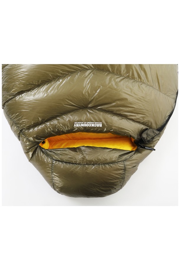 백컨트리 썸누스 D500SUL 침낭은 캠핑과 백패킹에 적합하며, 동계 및 삼계절에 사용할 수 있는 공용 침낭입니다. 올리브, 카키 색상으로 제공되며, 90% 오리털 충전재와 프리미엄 등급 오리털을 사용하여 높은 보온성과 뛰어난 내구성을 자랑합니다. 나일론 소재와 두꺼운 두께로 제작되었으며, 무지 패턴 디자인에 경량 기능까지 더해 휴대성을 높였습니다.

