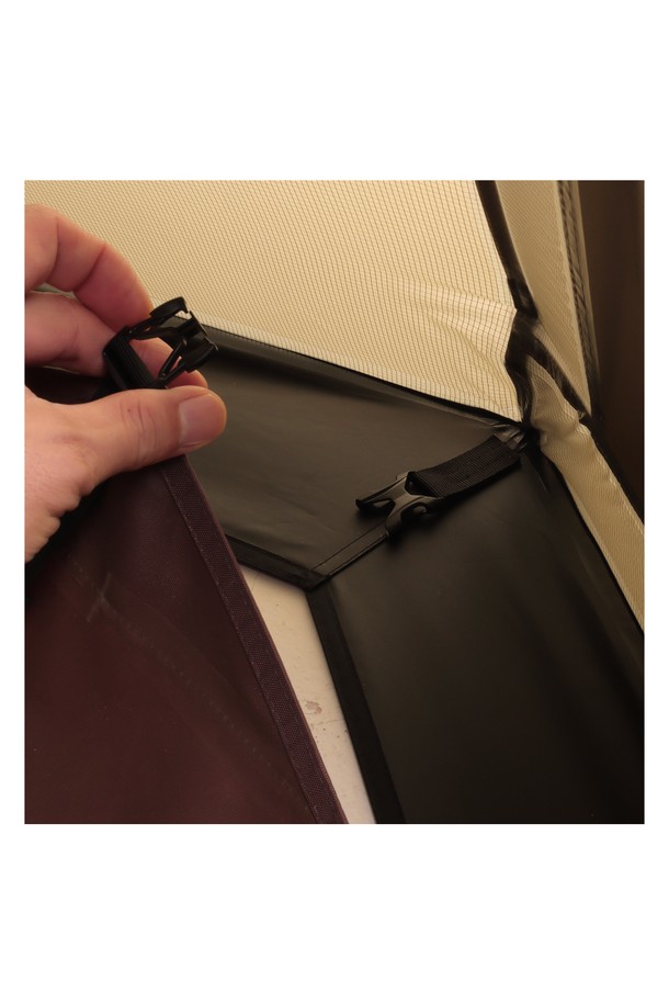 백컨트리 오리손 얼티메이트 그라운드시트는 캠핑 및 아웃도어 활동 시 텐트 바닥을 보호하며, 돔형 디자인의 텐트용 사이즈로 제작되었습니다. 올리브 및 브라운 색상으로 제공되며, 나일론 소재를 사용하여 방수 및 생활 방수 기능과 뛰어난 내구성을 자랑합니다. 무지 패턴의 이 그라운드시트는 백컨트리 오리손 텐트 전용으로 설계되었습니다.
