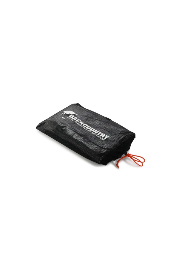 백컨트리 280 쉘터 전용으로 제작된 얼티메이트 윈도우 커버는 TPL과 PU 소재를 사용하여 방수 기능을 제공하며, 벨크로 체결 방식으로 손쉽게 설치할 수 있습니다. 280mm x 300mm 사이즈의 무지 패턴 디자인으로, 2021년 이후 판매된 280 쉘터 후면 출입구에 설치 가능하며, -30°C의 내한성을 지닌 810g의 가벼운 무게를 자랑합니다. 해당 상품은 윈도우 커버 단독 상품입니다.
