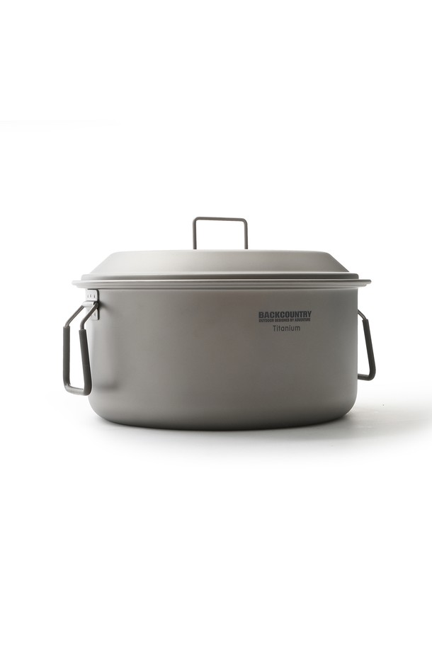 백패킹, 캠핑, 아웃도어 쿠킹에 적합한 백컨트리 티타늄 마쉬 쿠커 3L 코펠은 티타늄과 실리콘 소재로 제작되어 경량성과 내구성을 자랑합니다. 스테인리스 대비 1/2 무게, 강철 대비 2배, 알루미늄 대비 6배 강도를 지니며, FDA 승인을 받은 무독성 소재로 금속 맛이나 냄새가 없고 환경호르몬이 검출되지 않아 안심하고 사용할 수 있습니다. 3L 대용량에 전용 파우치가 포함되어 휴대성이 뛰어나며, 심플한 디자인과 무지 패턴이 돋보입니다.
