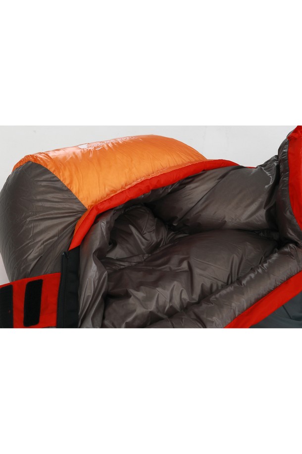 백컨트리 D1500P 덕다운 침낭은 혹한의 겨울 백패킹을 위한 머미형 캠핑 침낭입니다. 오렌지 컬러의 나일론 소재로 제작되었으며, 보온성이 뛰어난 오리털 충전재 1500g과 550FP(필파워)를 사용하여 한겨울 추위에도 따뜻하게 잠들 수 있습니다. 바플박스 구조로 털 빠짐을 방지하며, YKK 양방향 지퍼를 통해 편리하게 사용 가능합니다. 편안함 -13도, 극한 -33도까지 견딜 수 있는 온도 등급을 제공하며, 압축 가방과 보관용 케이스가 함께 제공되어 휴대 및 보관이 용이합니다. 체크 무늬 디자인과 두꺼운 두께로 보온성을 극대화한 겨울철 필수 캠핑 용품입니다.
