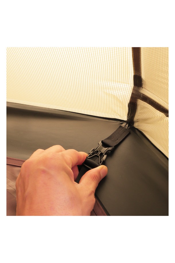 백컨트리 오리손 얼티메이트 그라운드시트는 캠핑 및 아웃도어 활동 시 텐트 바닥을 보호하며, 돔형 디자인의 텐트용 사이즈로 제작되었습니다. 올리브 및 브라운 색상으로 제공되며, 나일론 소재를 사용하여 방수 및 생활 방수 기능과 뛰어난 내구성을 자랑합니다. 무지 패턴의 이 그라운드시트는 백컨트리 오리손 텐트 전용으로 설계되었습니다.
