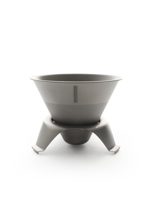 백컨트리 티타늄 커피 메이커는 캠핑, 백패킹 등 아웃도어 활동에 적합한 드립 커피 추출용품입니다. 실버, 그레이 색상의 티타늄 소재로 제작되었으며, 접이식 디자인으로 휴대성과 경량성을 높였습니다. 무지 패턴의 이 커피 메이커는 공용으로 사용할 수 있습니다.
