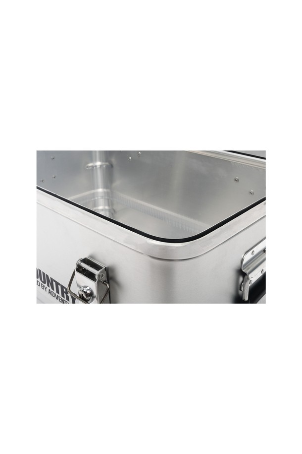 백컨트리 알루미늄 멀티박스 95리터 캠핑 수납 방수는 캠핑과 아웃도어 활동에 적합한 수납 솔루션입니다. 튼튼한 알루미늄 소재에 무광 마감 처리하여 내구성을 높였으며, 스크래치 및 지문 방지 기능으로 깔끔하게 사용할 수 있습니다. 95L 대용량 사이즈로 넉넉한 수납 공간을 제공하며, 최대 50kg까지 적재 가능합니다. 방수 기능과 고무 가스켓, 잠금장치로 내용물을 안전하게 보호하고 스택킹 기능을 통해 공간 효율성을 높였습니다. 자연스러운 빈티지 외관과 프리미엄 마감으로 세련된 캠핑 스타일을 완성해보세요.
