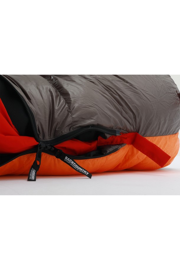 백컨트리 D1500P 덕다운 침낭은 혹한의 겨울 백패킹을 위한 머미형 캠핑 침낭입니다. 오렌지 컬러의 나일론 소재로 제작되었으며, 보온성이 뛰어난 오리털 충전재 1500g과 550FP(필파워)를 사용하여 한겨울 추위에도 따뜻하게 잠들 수 있습니다. 바플박스 구조로 털 빠짐을 방지하며, YKK 양방향 지퍼를 통해 편리하게 사용 가능합니다. 편안함 -13도, 극한 -33도까지 견딜 수 있는 온도 등급을 제공하며, 압축 가방과 보관용 케이스가 함께 제공되어 휴대 및 보관이 용이합니다. 체크 무늬 디자인과 두꺼운 두께로 보온성을 극대화한 겨울철 필수 캠핑 용품입니다.
