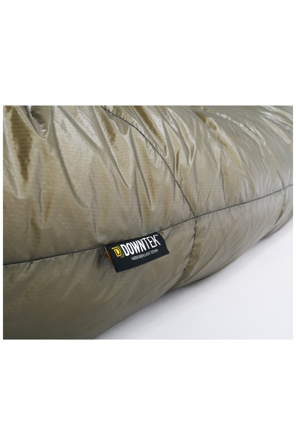 백컨트리 썸누스 D500SUL 침낭은 캠핑과 백패킹에 적합하며, 동계 및 삼계절에 사용할 수 있는 공용 침낭입니다. 올리브, 카키 색상으로 제공되며, 90% 오리털 충전재와 프리미엄 등급 오리털을 사용하여 높은 보온성과 뛰어난 내구성을 자랑합니다. 나일론 소재와 두꺼운 두께로 제작되었으며, 무지 패턴 디자인에 경량 기능까지 더해 휴대성을 높였습니다.
