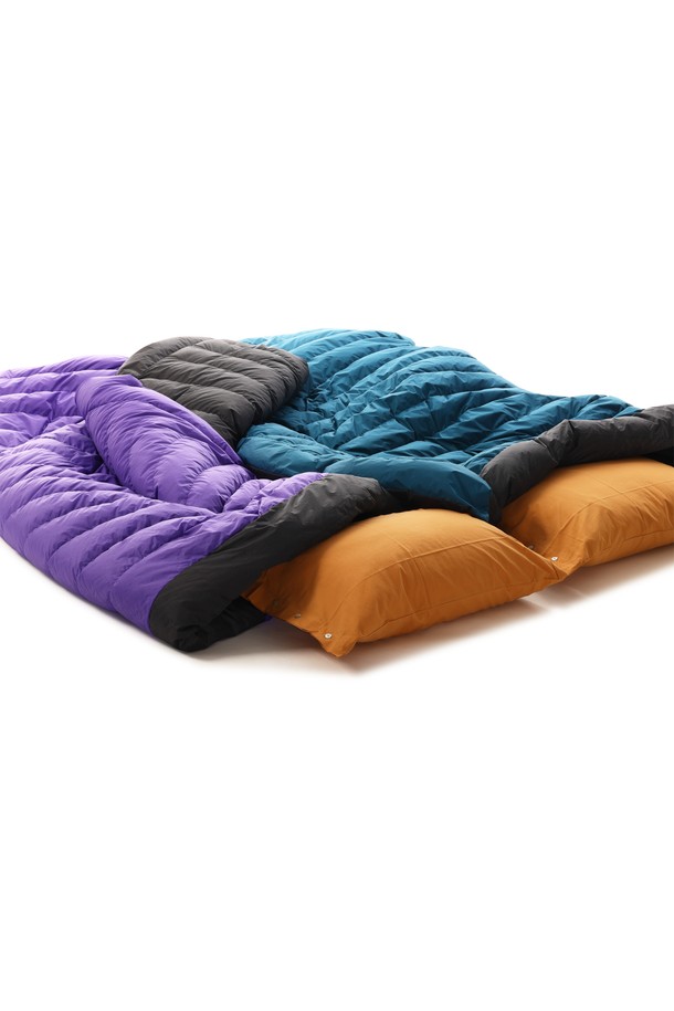 백컨트리 컴퍼터 D1000 캠핑이불은 피코크 블루, 퍼플 색상의 사각 동계 침낭입니다. 오리털 80%, 깃털 20% 충전재와 550 필파워, 1000g의 다운으로 보온성을 극대화했으며, 배플박스 구조로 제작되었습니다. 봄, 여름, 가을, 겨울 사용 가능하며 캠핑, 아웃도어 활동에 적합하고, 압축 가방과 보관용 케이스가 함께 제공됩니다.
