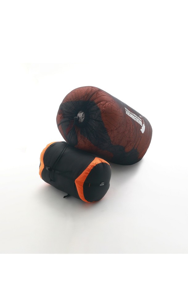 백컨트리 D1500P 덕다운 침낭은 혹한의 겨울 백패킹을 위한 머미형 캠핑 침낭입니다. 오렌지 컬러의 나일론 소재로 제작되었으며, 보온성이 뛰어난 오리털 충전재 1500g과 550FP(필파워)를 사용하여 한겨울 추위에도 따뜻하게 잠들 수 있습니다. 바플박스 구조로 털 빠짐을 방지하며, YKK 양방향 지퍼를 통해 편리하게 사용 가능합니다. 편안함 -13도, 극한 -33도까지 견딜 수 있는 온도 등급을 제공하며, 압축 가방과 보관용 케이스가 함께 제공되어 휴대 및 보관이 용이합니다. 체크 무늬 디자인과 두꺼운 두께로 보온성을 극대화한 겨울철 필수 캠핑 용품입니다.
