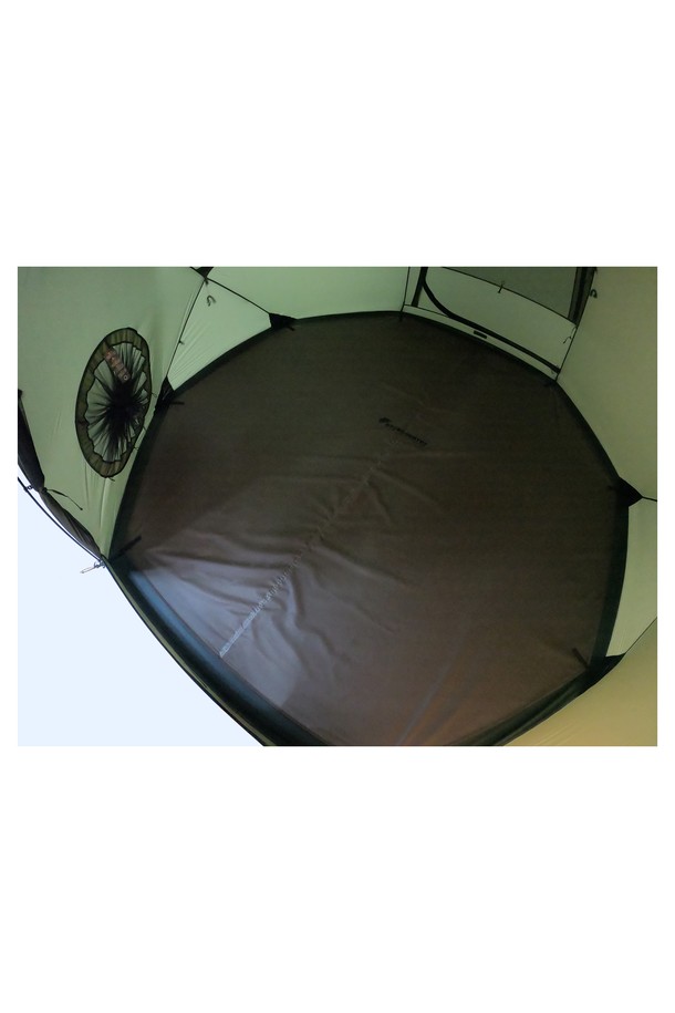 백컨트리 오리손 얼티메이트 그라운드시트는 캠핑 및 아웃도어 활동 시 텐트 바닥을 보호하며, 돔형 디자인의 텐트용 사이즈로 제작되었습니다. 올리브 및 브라운 색상으로 제공되며, 나일론 소재를 사용하여 방수 및 생활 방수 기능과 뛰어난 내구성을 자랑합니다. 무지 패턴의 이 그라운드시트는 백컨트리 오리손 텐트 전용으로 설계되었습니다.
