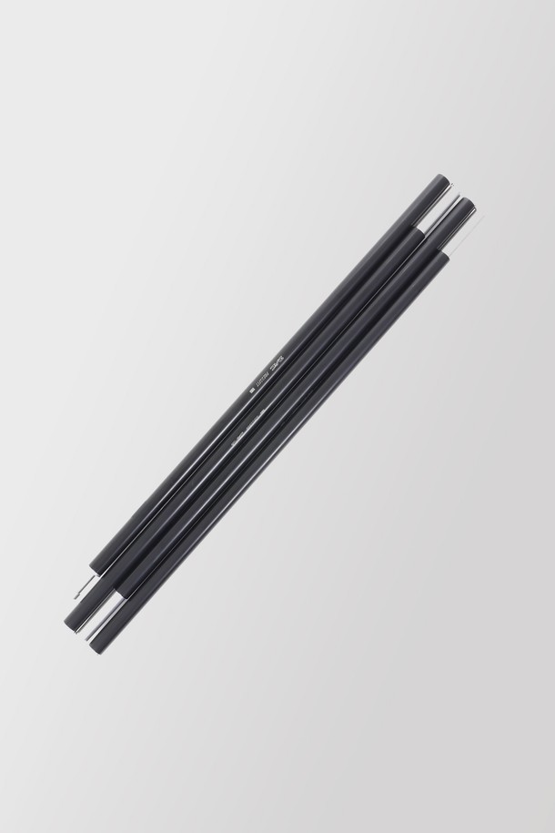 백컨트리 사이드 타프 폴은 캠핑 및 백패킹에 적합한 130cm 길이의 블랙 알루미늄 타프 폴대입니다. 무게 105g의 경량 디자인을 채택했으며, Press Fit 방식으로 간편하게 설치할 수 있습니다. 외경 10mm, 내경 8.6mm의 이 폴대는 타프 폴과 스트랩 컵을 포함하고 심플한 디자인을 자랑합니다.
