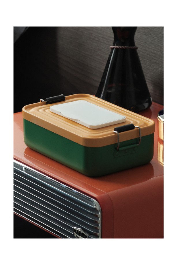 캠핑과 일상에서 모두 활용 가능한 백컨트리 물티슈 디스펜서입니다. 그린/옐로우, 화이트/오렌지 두 가지 색상으로, 심플하고 모던한 디자인의 알루미늄 케이스는 휴대성을 높여줍니다. 250ml 용량에 170g의 가벼운 무게로, 실내외 어디든 간편하게 사용할 수 있으며, 세련된 외관은 물티슈를 더욱 돋보이게 합니다.
