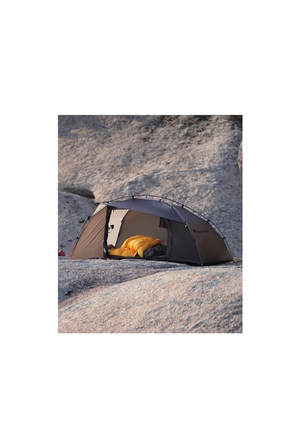 백컨트리 써밋울프 1인용 DAC(디에이씨) 초경량 사계절 싱글월 텐트는 캠핑과 백패킹에 적합한 1인용 텐트입니다. 봄, 여름, 가을, 겨울 사계절 사용 가능하며, 방수 기능과 뛰어난 통기성을 제공합니다. 초경량 나일론 소재와 DAC 폴대를 사용하여 가볍고 튼튼하며, 브라운과 그레이 두 가지 색상으로 출시되었습니다. 싱글월 구조로 설치가 간편하며, 사이즈 조절 기능으로 쾌적한 캠핑을 즐길 수 있습니다. 백패킹 시 짐의 무게를 줄여주어 더욱 편안한 산행을 지원합니다.
