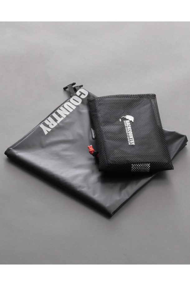 백컨트리 써밋울프 1인용 그라운드시트는 캠핑 시 텐트 바닥을 보호하는 나일론 210T PU 코팅 소재의 그라운드시트입니다. 방수 기능과 마모 저항성이 뛰어나며, 토글 고정 시스템으로 텐트 설치 및 해체가 간편합니다. 블랙 컬러의 1인용 사이즈로 제작되었으며, 가볍고 튼튼하여 캠핑의 필수품입니다.
